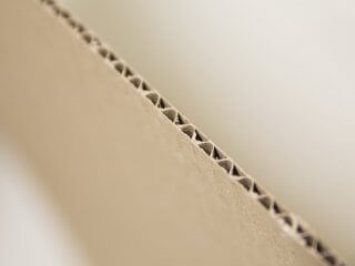 Caixa de papelão com onda simples