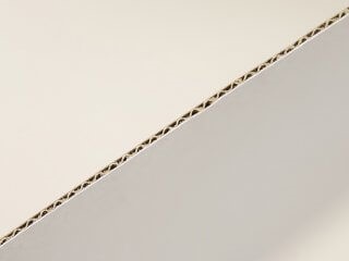 Caixa de papelão com onde b